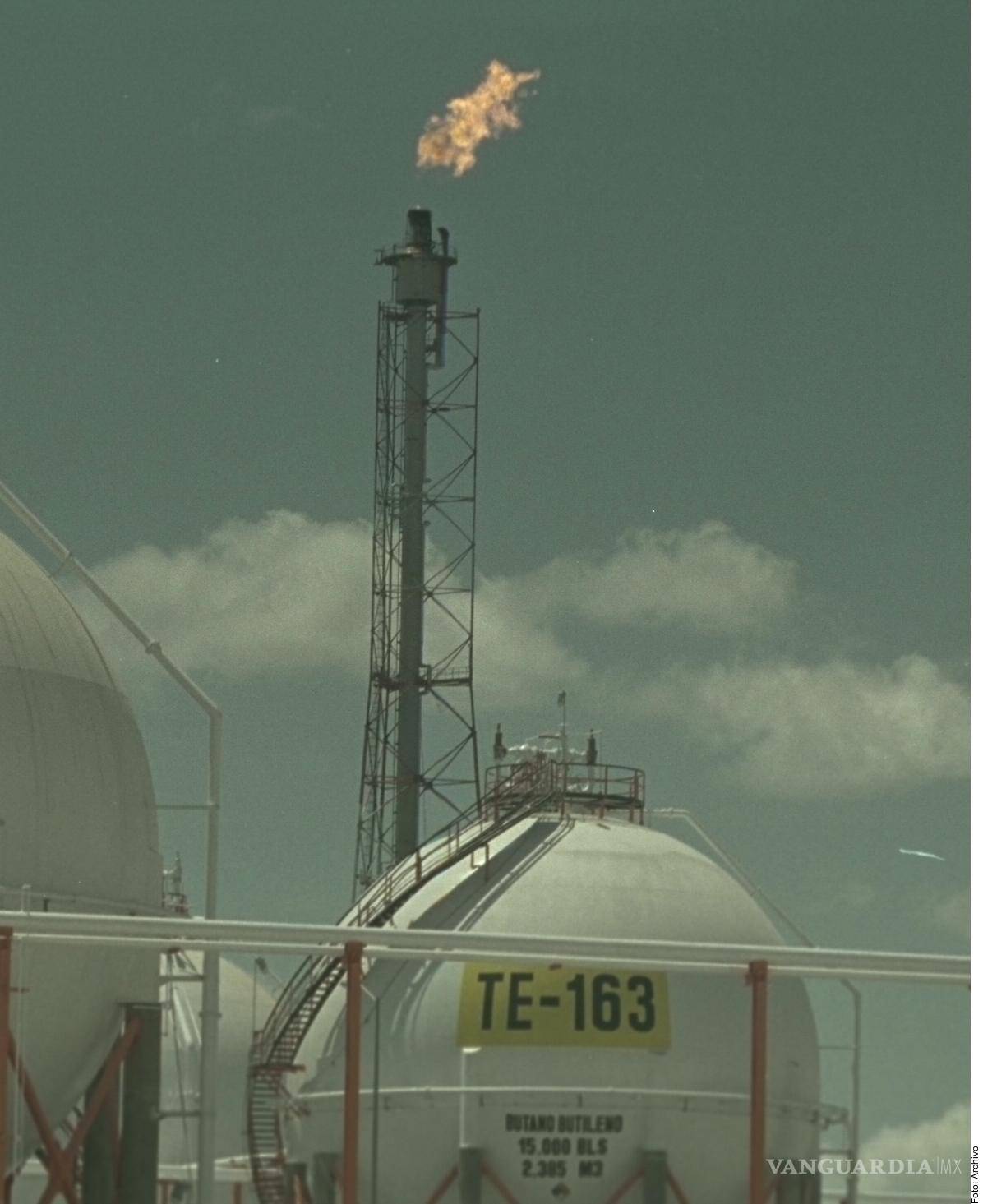 $!Ganaria Pemex si cede campos a la iniciativa privada.