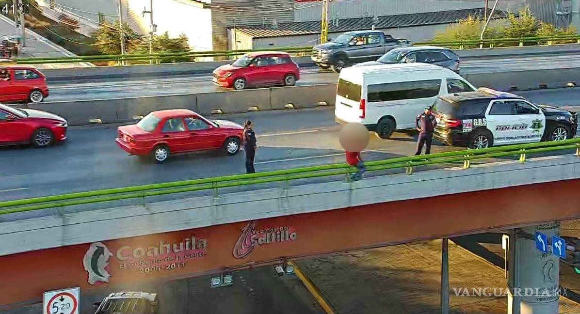 Policías rescatan a joven que intenta lanzarse del puente, en Saltillo