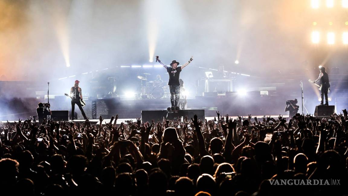 $!Fans de Guns N' Roses golpean a piñata de Trump durante un concierto