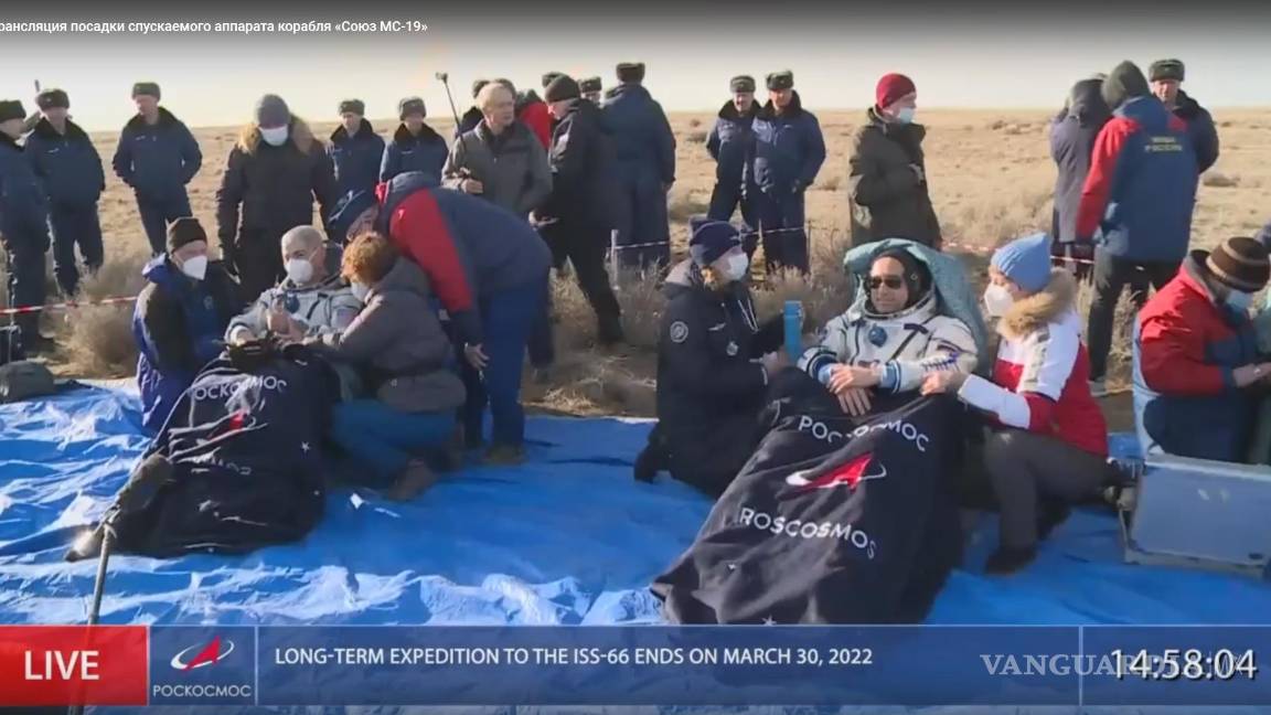 $!Mark Vande Hei (i) y el cosmonauta ruso Anton Shkaplerov (d) poco después del aterrizaje de la cápsula espacial Soyuz MS-19 en Zhezkazgan, Kazajstán.