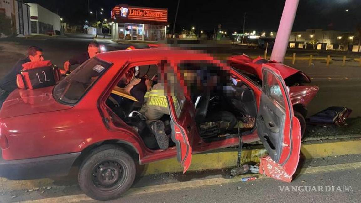 $!Elementos de rescate utilizaron quijadas de la vida para liberar al conductor.