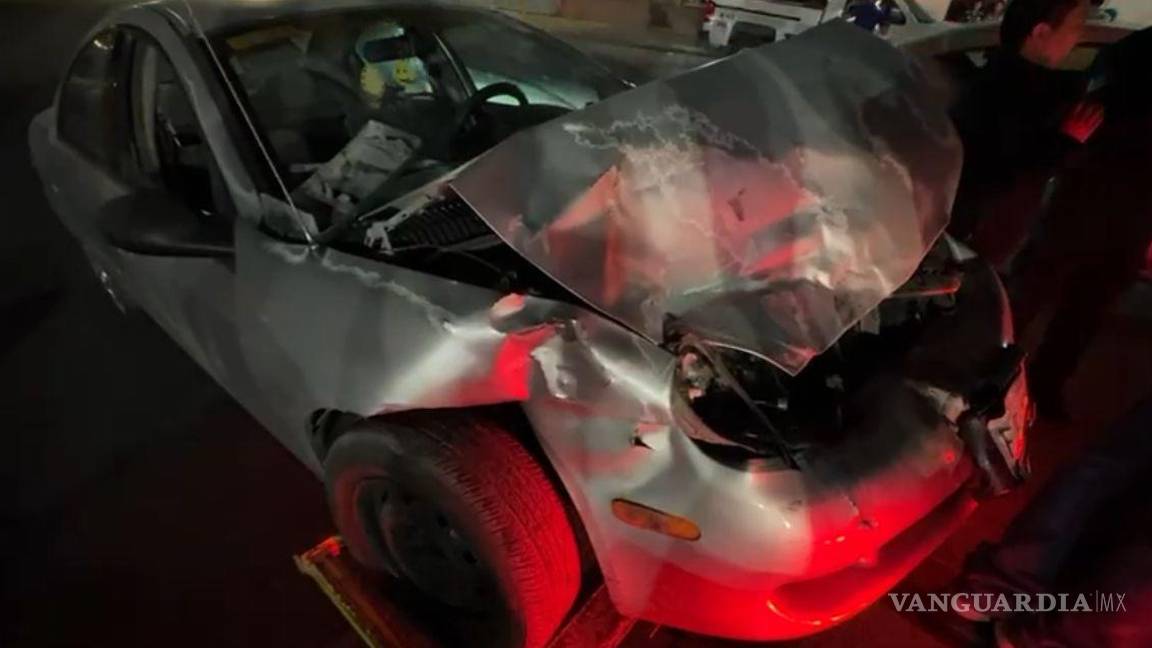 $!El Dodge Neón impactado quedó atravesado sobre la avenida Géminis tras el choque inicial.