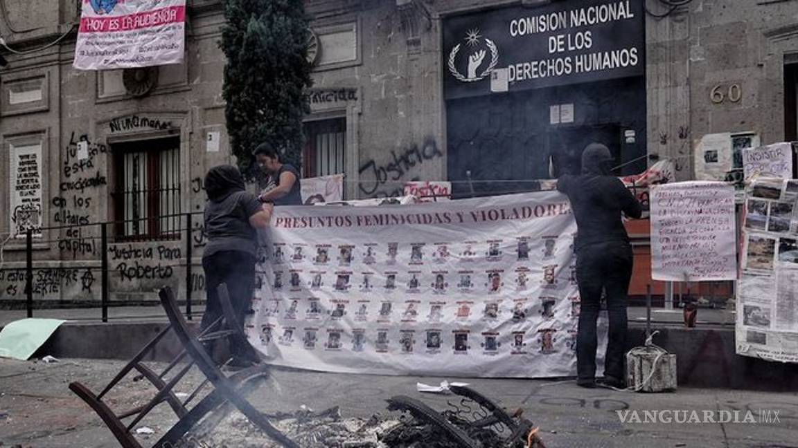 $!'Si viene la policía nos vamos defender', feministas seguirán 'ocupando' la CNDH