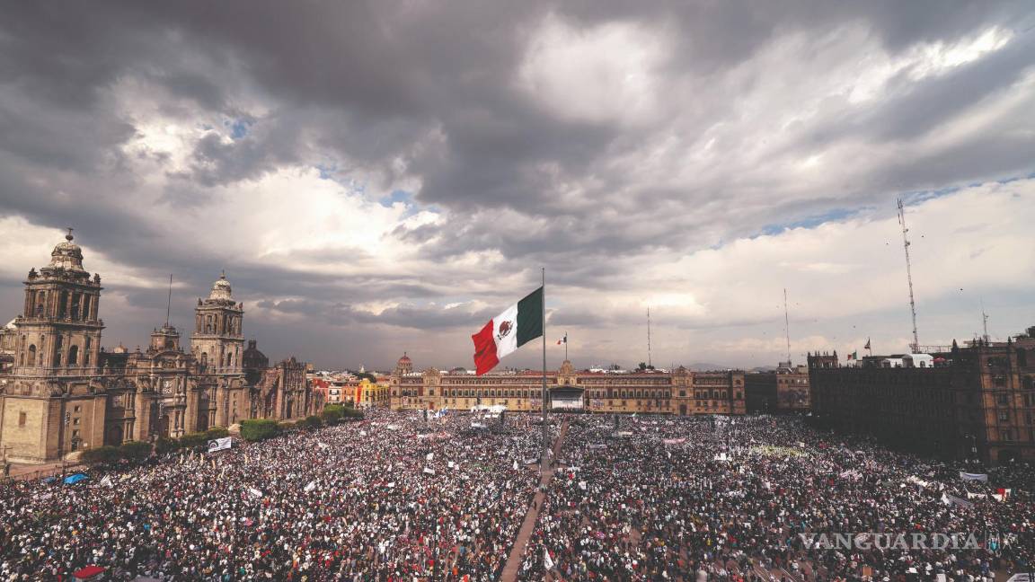 $!El Zócalo de la Ciudad de México se vio inundado de simpatizantes de Morena, algunos de ellos señalados como “acarreados”.