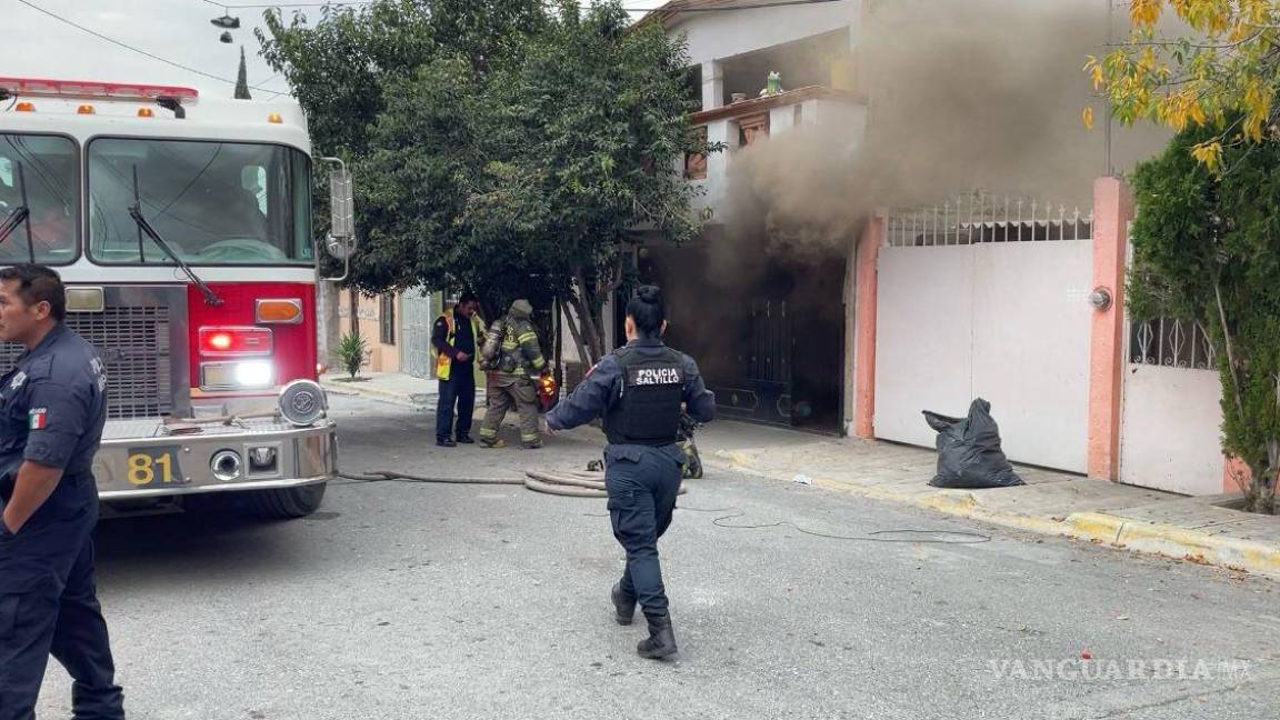 Presunto corto circuito provoca incendio en vivienda de Saltillo; cargador llevaba conectado varios días