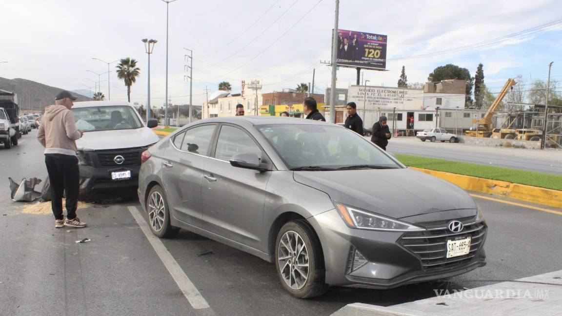 Auto se descontrola y provoca choque con camioneta en carretera Sal-Mon; hay 1 lesionado