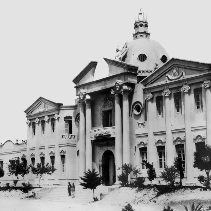 En la fotografía original, el nombre del hospital aparece como Trinidad Narro Maas. Algunos testimonios orales dicen que también se le conocía como Hospital Centenario (por el nombre de la calle en donde se ubicaba) u Hospital de la Calzada. El nombre es homónimo del sacerdote francés que fundó la orden de las Hijas de la Caridad, consagradas a ayudar en hospitales.