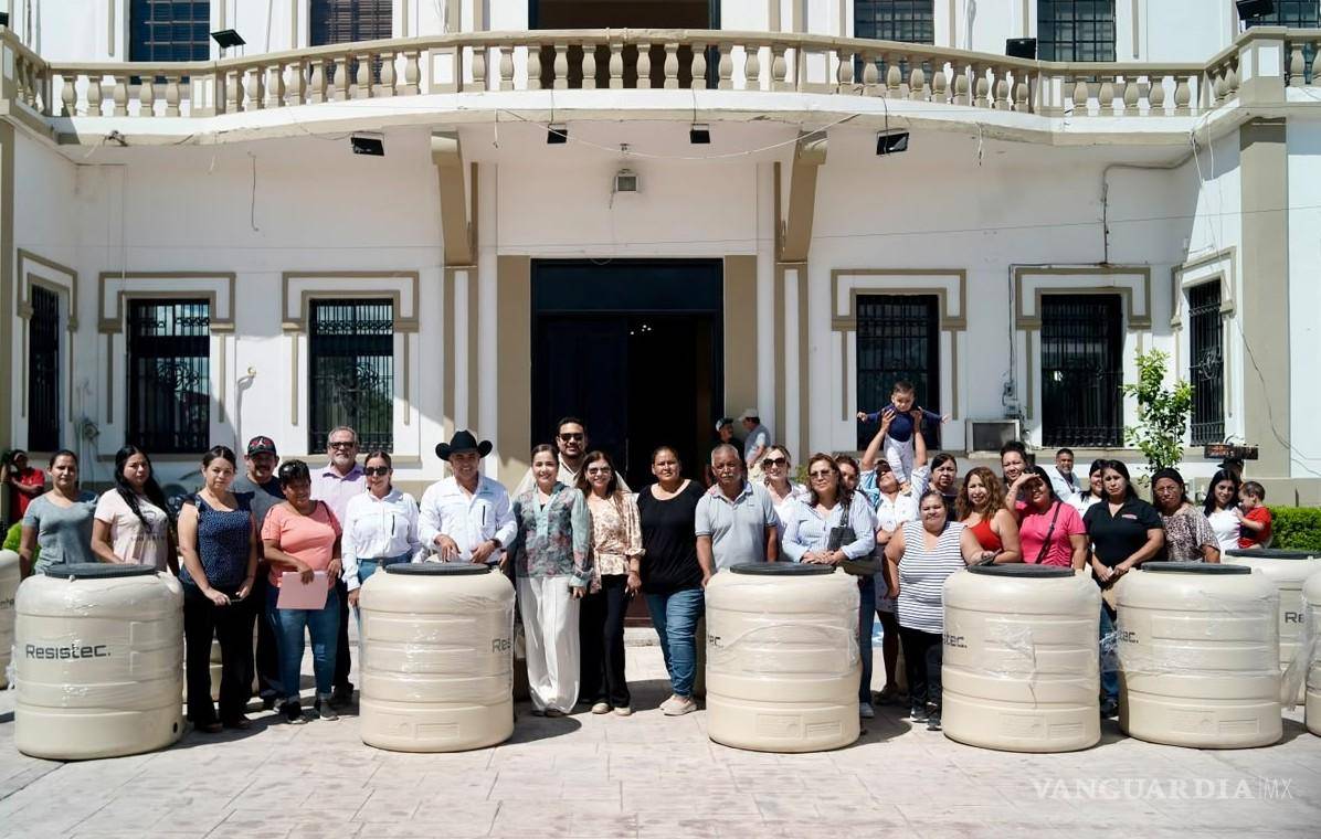 $!Entregan apoyos directos en Sabinas ante la contingencia en el suministro de agua potable.