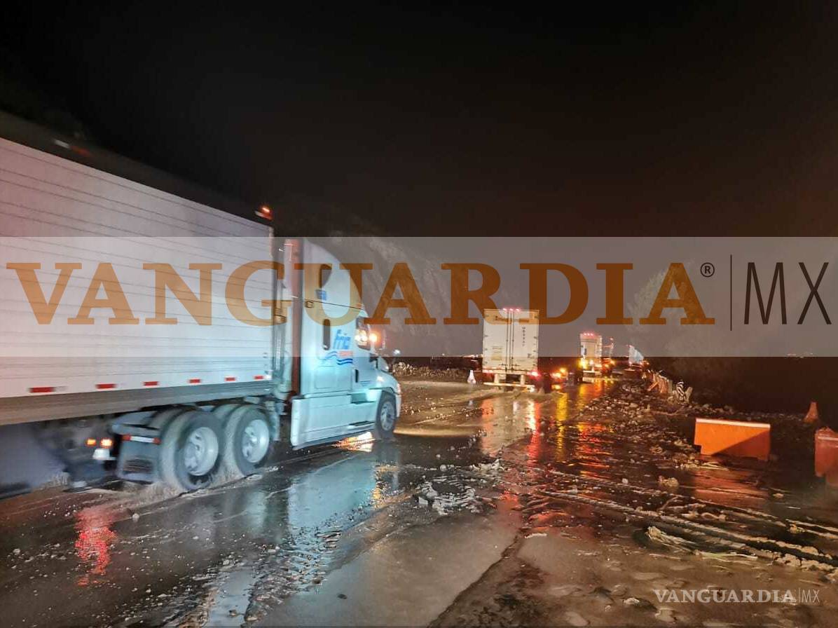 $!Reportan complicaciones viales por deslave en el tramo Los Chorros de la carretera 57