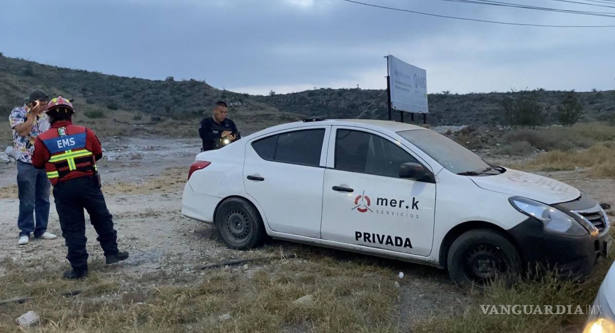 Estalla neumático y vuelca automóvil en Saltillo; cinturón de seguridad evita tragedia