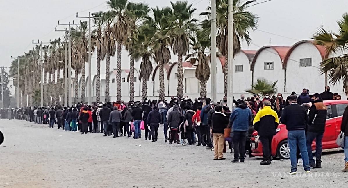 Continúa jornada de refuerzo a 50-59 años en Saltillo; llevan vacunas y champurrado para el frío