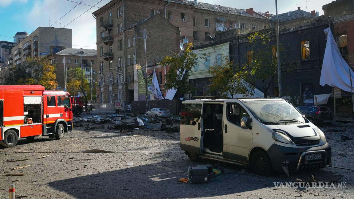 $!Automóviles y edificios dañados vistos en la escena del bombardeo ruso en Kiev, Ucrania.