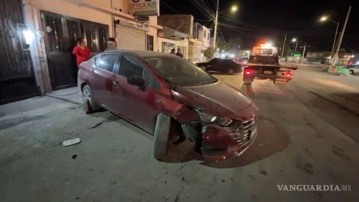 $!El Nissan Versa estacionado sufrió daños en la parte frontal tras ser golpeado por la camioneta.