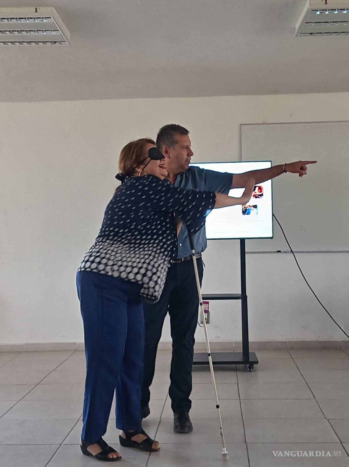 $!La capacitación incluyó ejercicios prácticos para que el personal identificara barreras de movilidad y orientación.