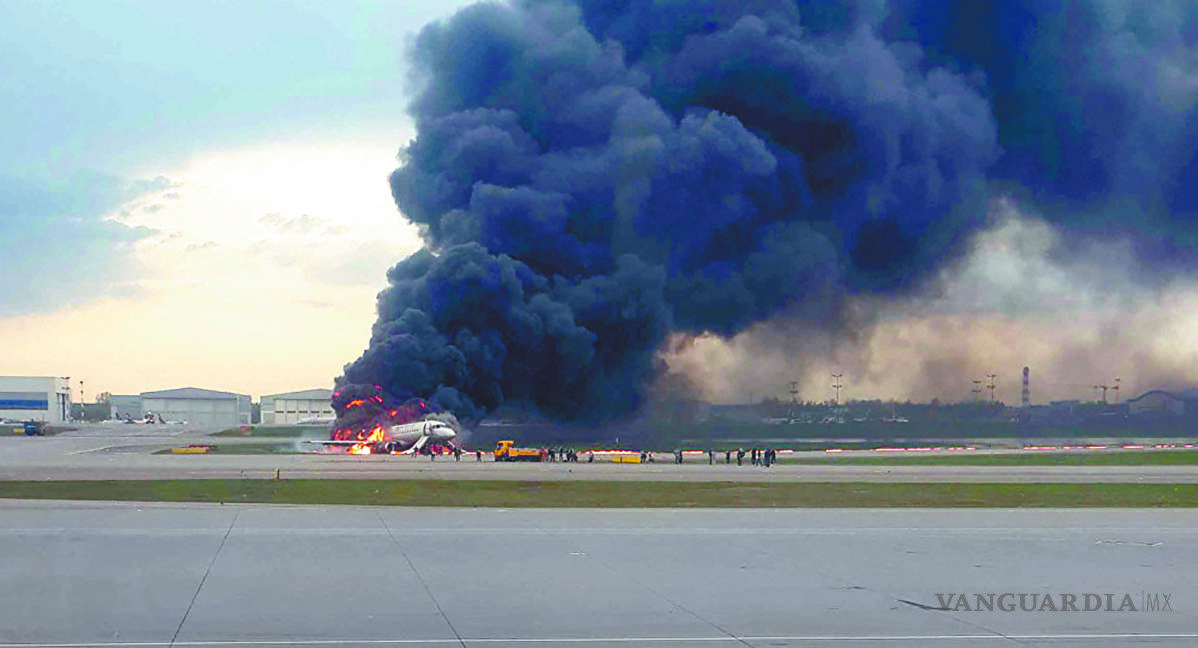 $!AVIÓN SSJ-100 se incendia en Moscú; Deja 40 muertos aterrizaje forzoso