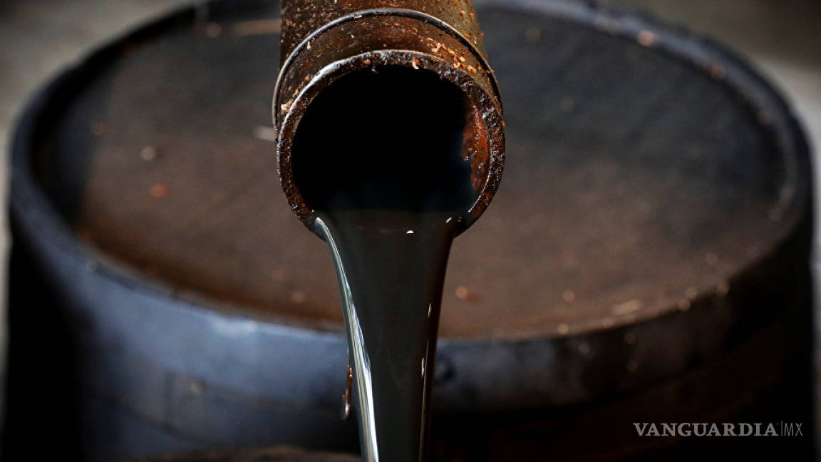 Ingresos petroleros se desploman 52.3% en enero, reporta la SHCP