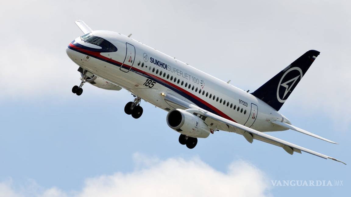 $!AVIÓN SSJ-100 se incendia en Moscú; Deja 40 muertos aterrizaje forzoso