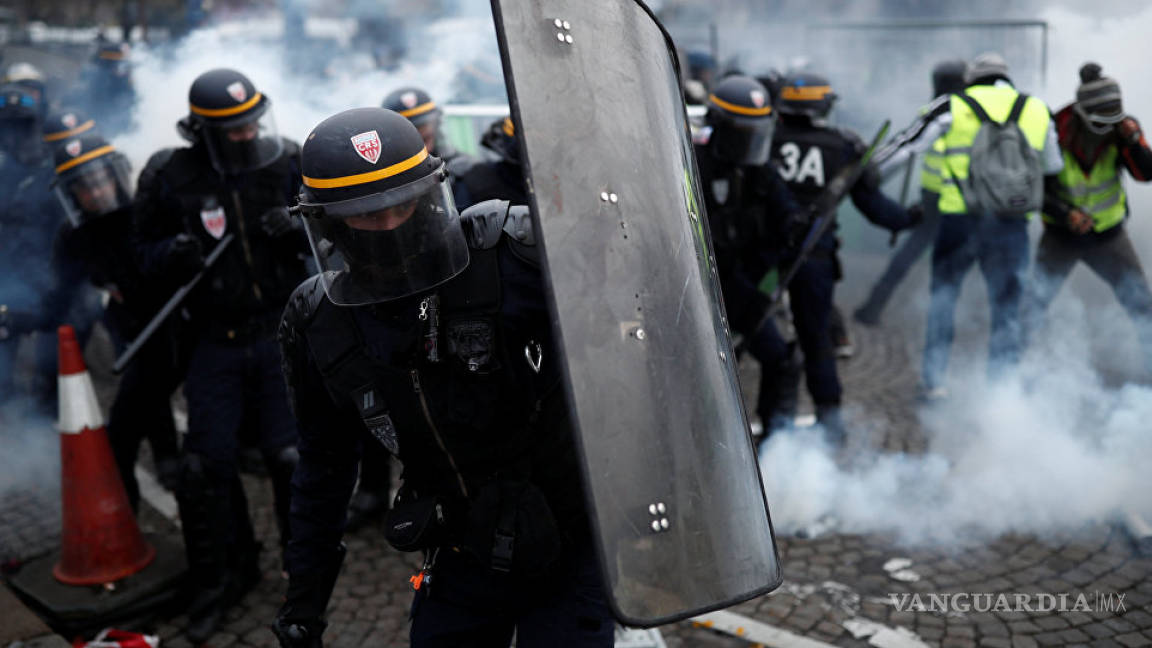 Policías rocían gas lacrimógeno contra manifestantes en París, Francia