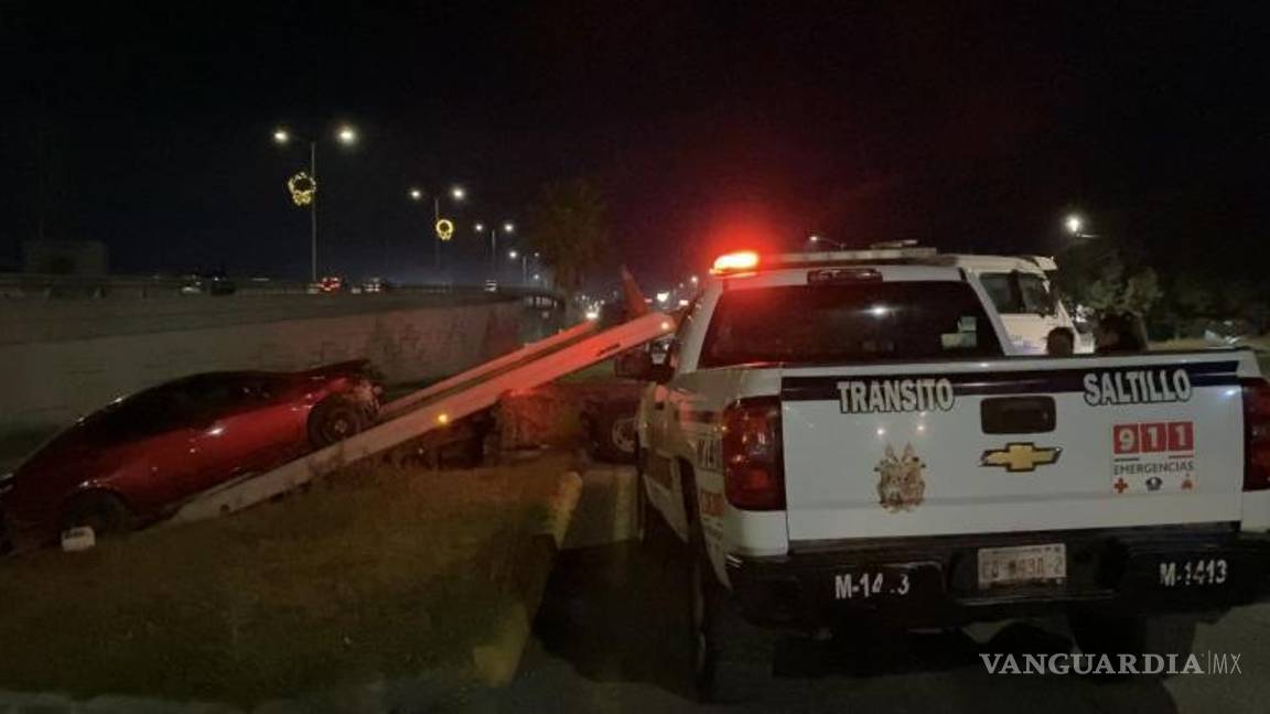 $!Elementos de Tránsito Municipal aseguran el área del accidente en el bulevar Fundadores.