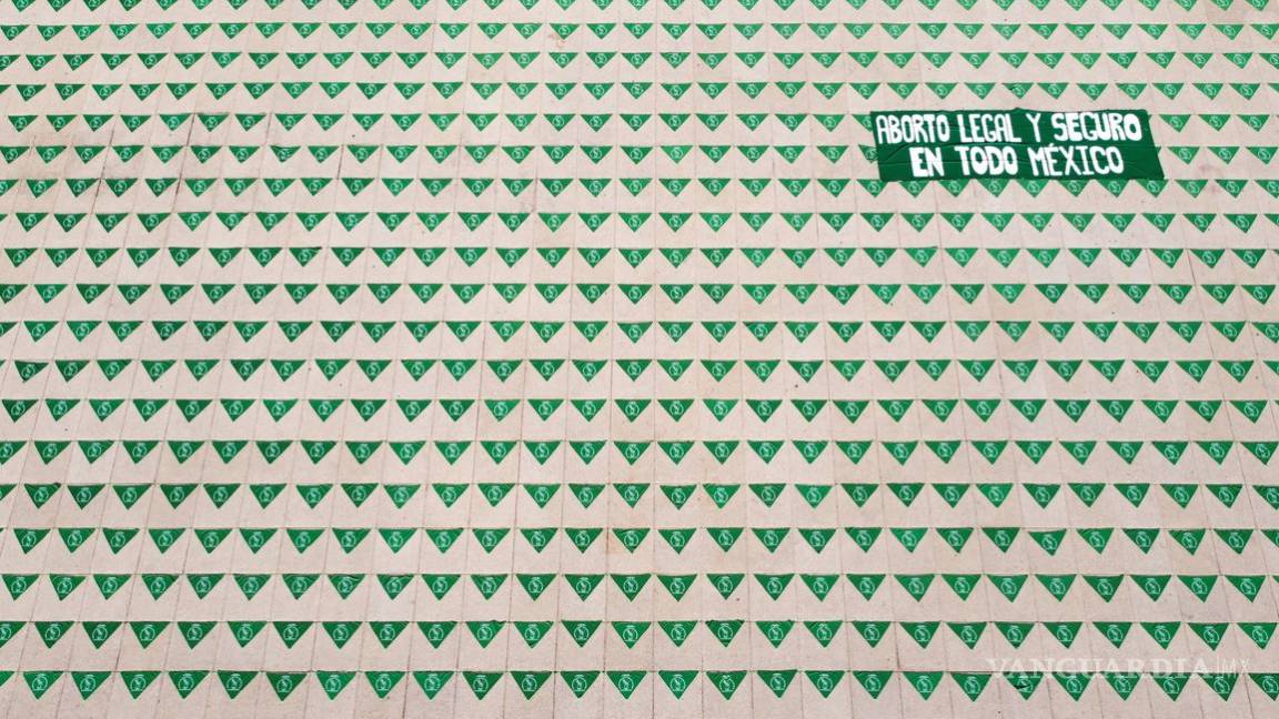 $!Monumento a la Revolución se viste de verde por el Día de Acción Global por un Aborto Legal (fotos)