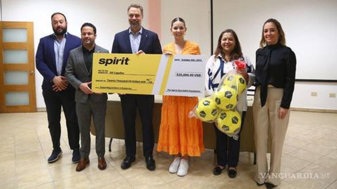 $!De parte de Spirit Airlines entregó el donativo el CEO y presidente de la aerolínea, Ted Christie.