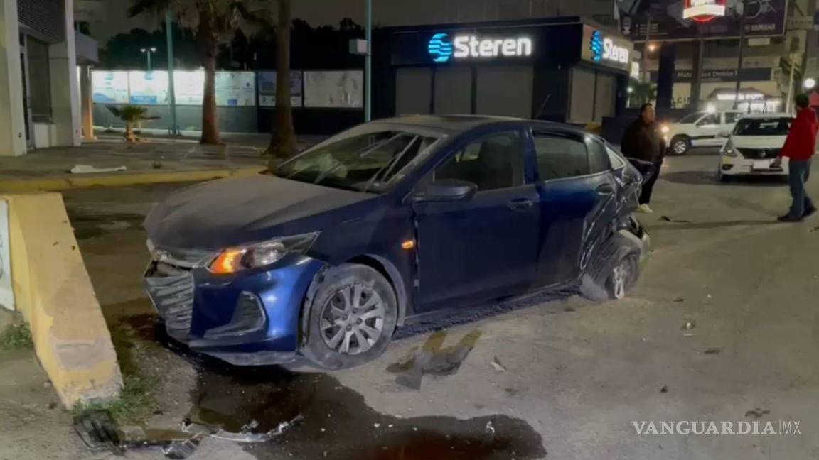 $!El Chevrolet Ónix fue proyectado a un costado de la vialidad por el choque.