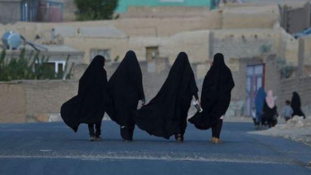 Prohíben a mujeres afganas ir a gimnasios y baños públicos. Noticias en tiempo real