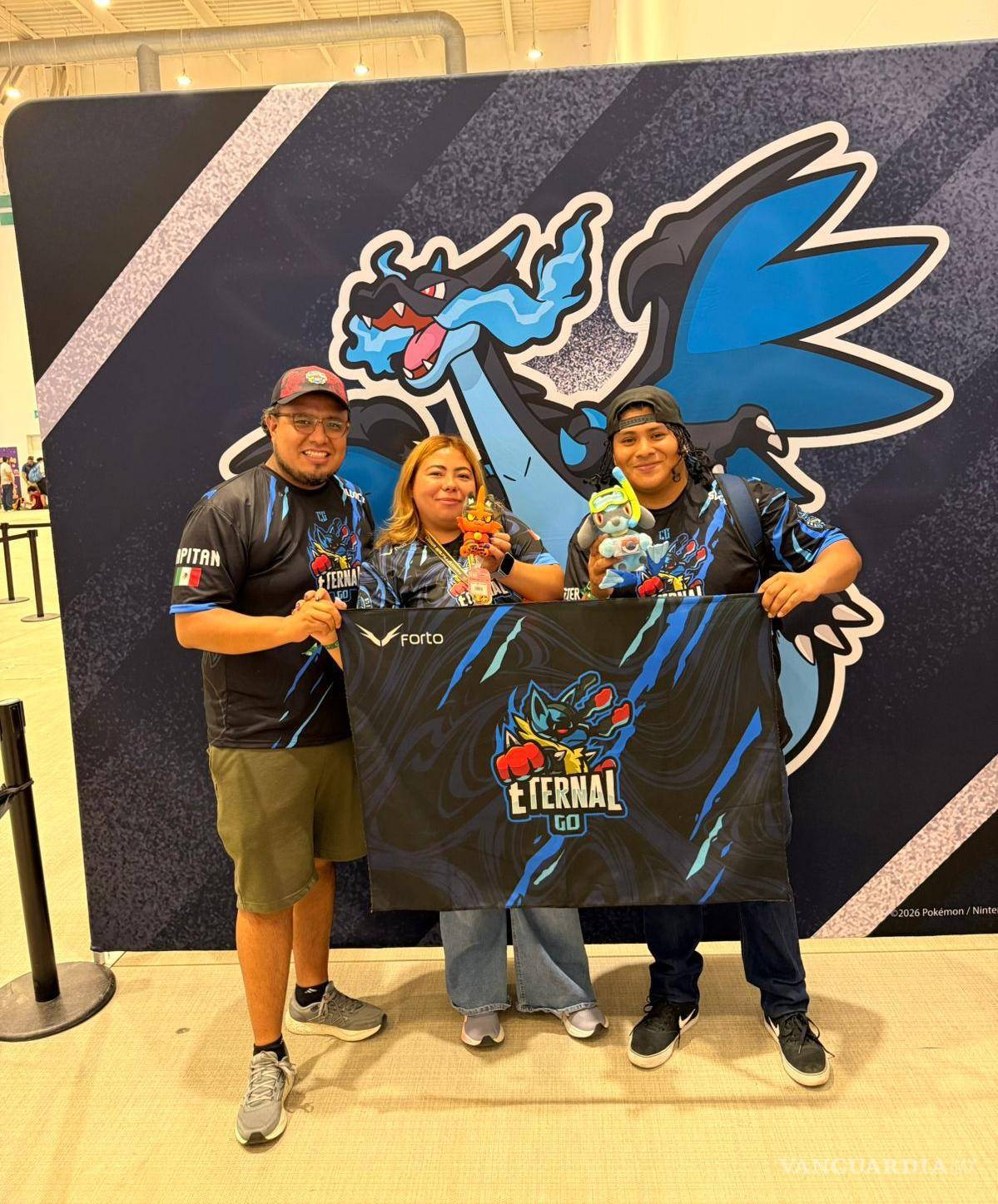 $!Integrantes del equipo Eternal Go representaron a Saltillo en el torneo regional de Pokémon en Querétaro, formando parte de la comunidad competitiva que impulsa el juego en la ciudad.