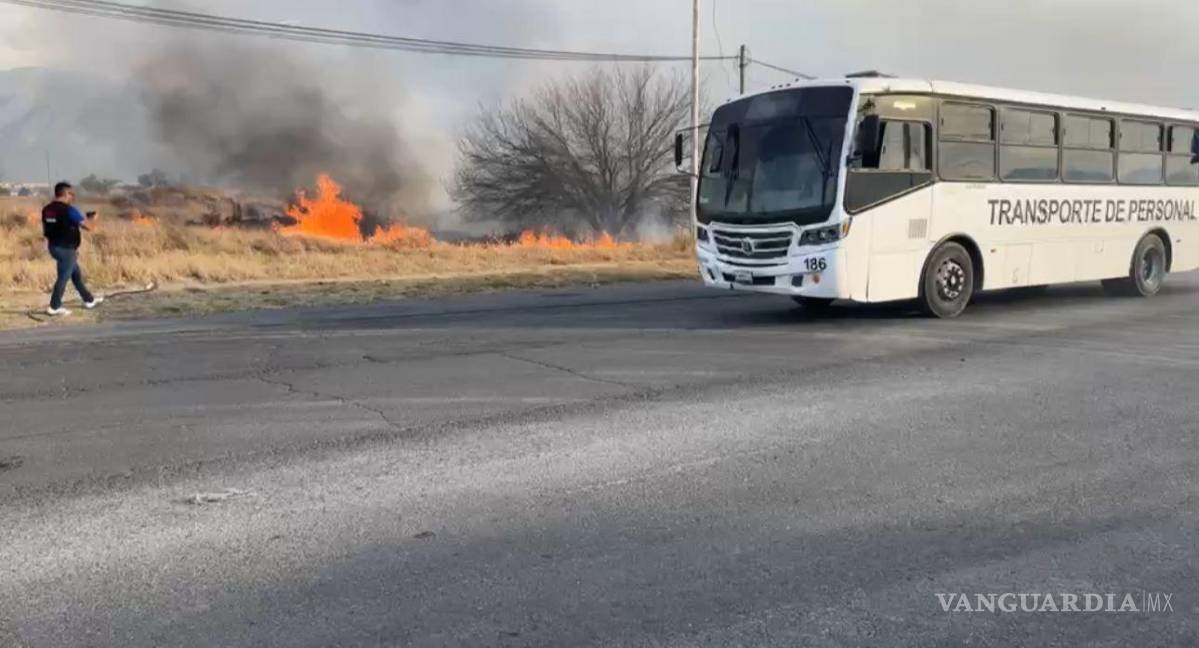 Incendio de maleza moviliza a autoridades, en Saltillo; detienen a dos