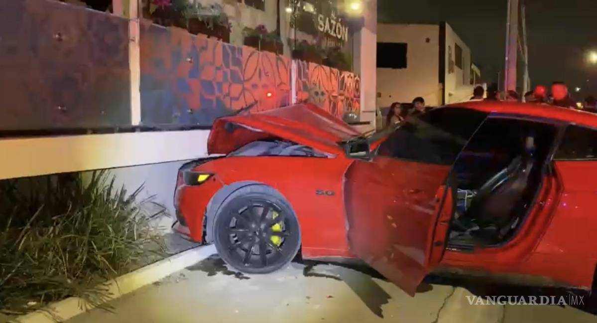 Saltillo: joven choca auto prestado contra bar; Policía detiene al conductor