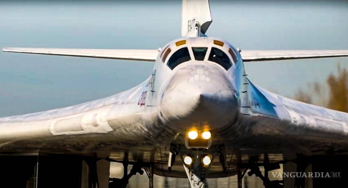 $!Un bombardero Tu-160 de largo alcance despega desde una base en Rusia para patrullar el espacio aéreo de Bielorrusia el 11 de noviembre de 2021.