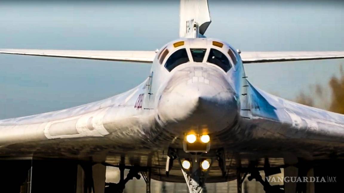 $!Un bombardero Tu-160 de largo alcance despega desde una base en Rusia para patrullar el espacio aéreo de Bielorrusia el 11 de noviembre de 2021.