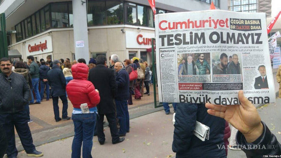 Un periódico en el banquillo de los acusados, en el día de la libertad de prensa de Turquía