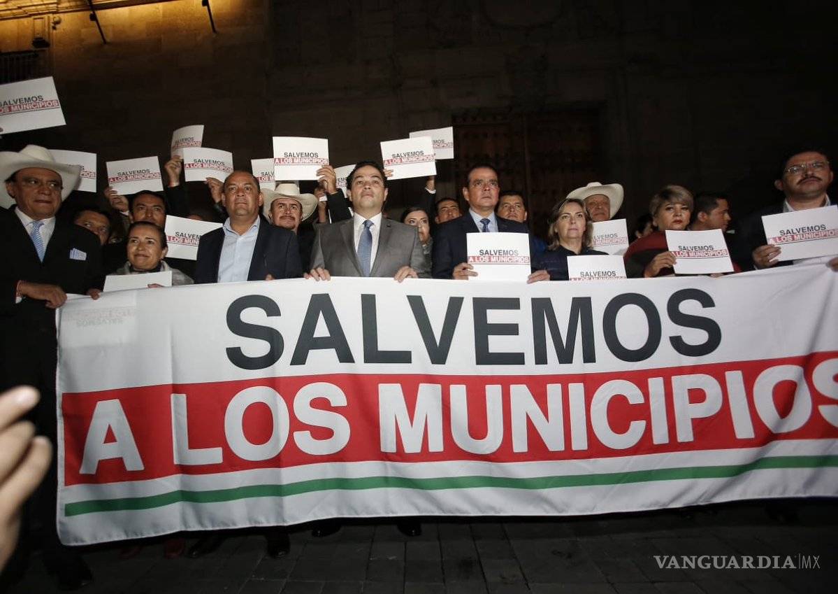 $!Alcaldes protestan fuera de Palacio Nacional lanzando cohetes
