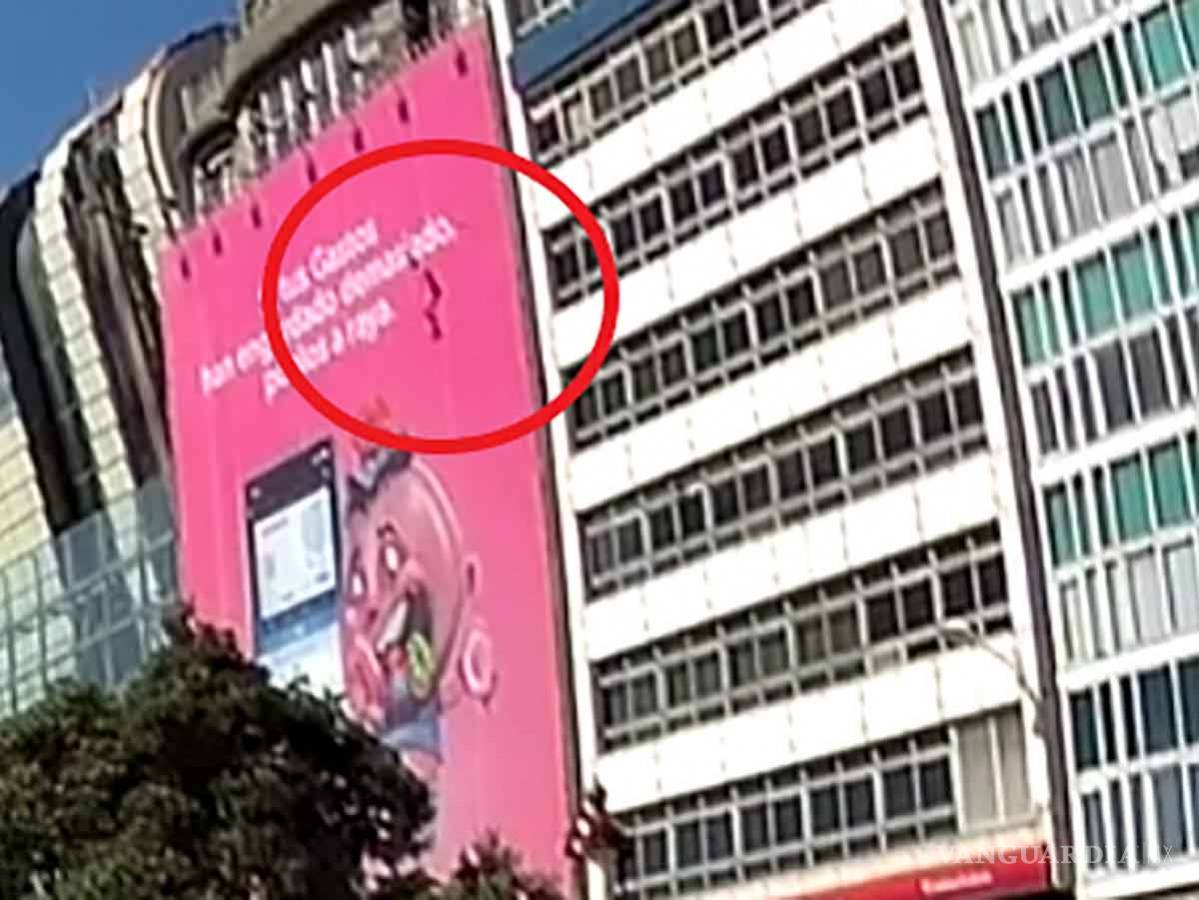 $!Se arroja mujer de séptimo piso y sobrevive; cayó sobre ciclista