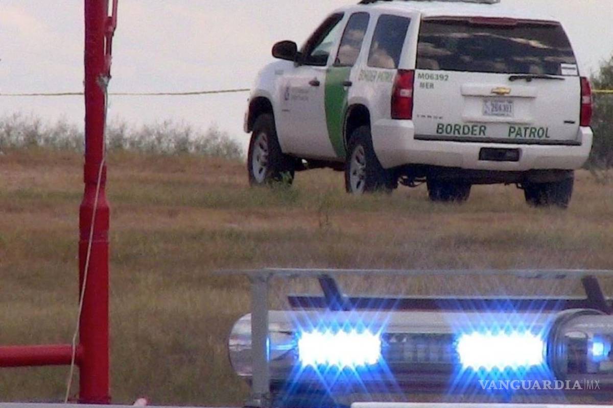 ‘Polleros’ abandonan a niña de 2 años en frontera