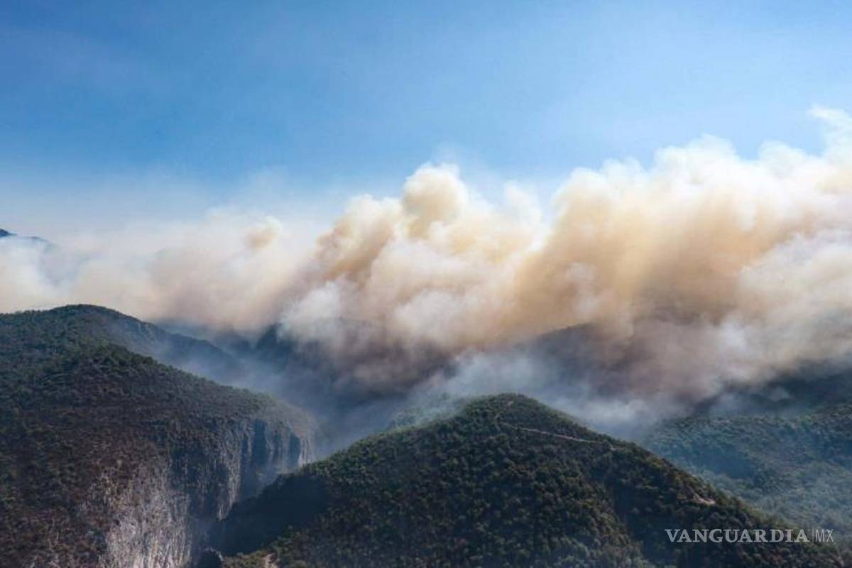 Incendio forestal en la sierra de Santiago, NL, no termina de ceder