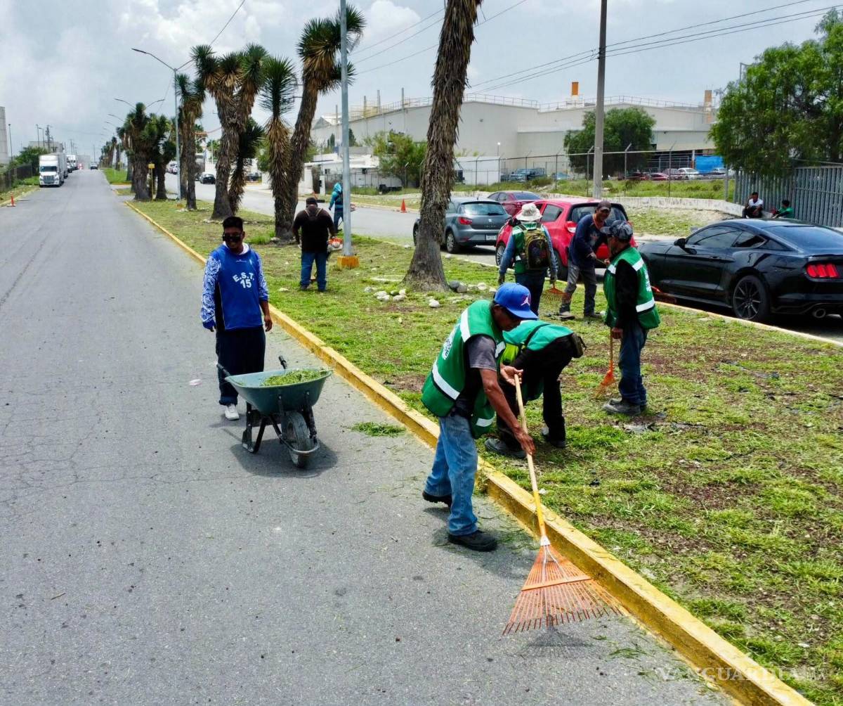 $!Personal de Servicios Primarios se da a la tarea de retirar la basura arrastrada por el agua.