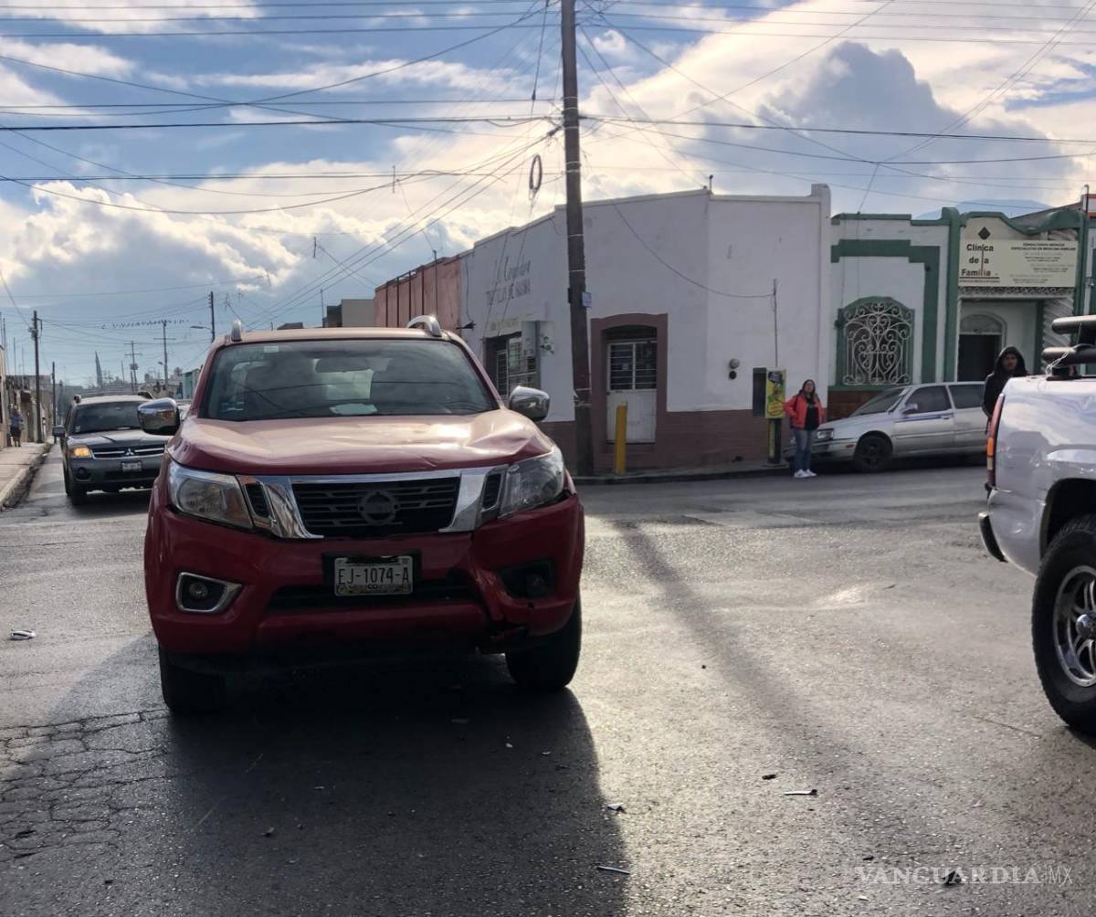 $!Por no respetar la luz roja, camioneta embiste a repartidor en Saltillo