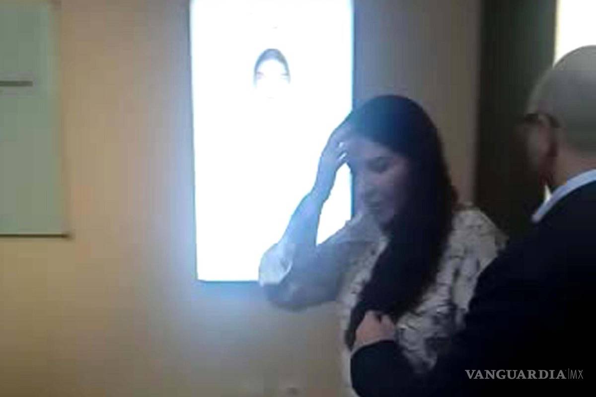 Atacan con un retrato a Marina Abramovic durante su exposición [VIDEO]