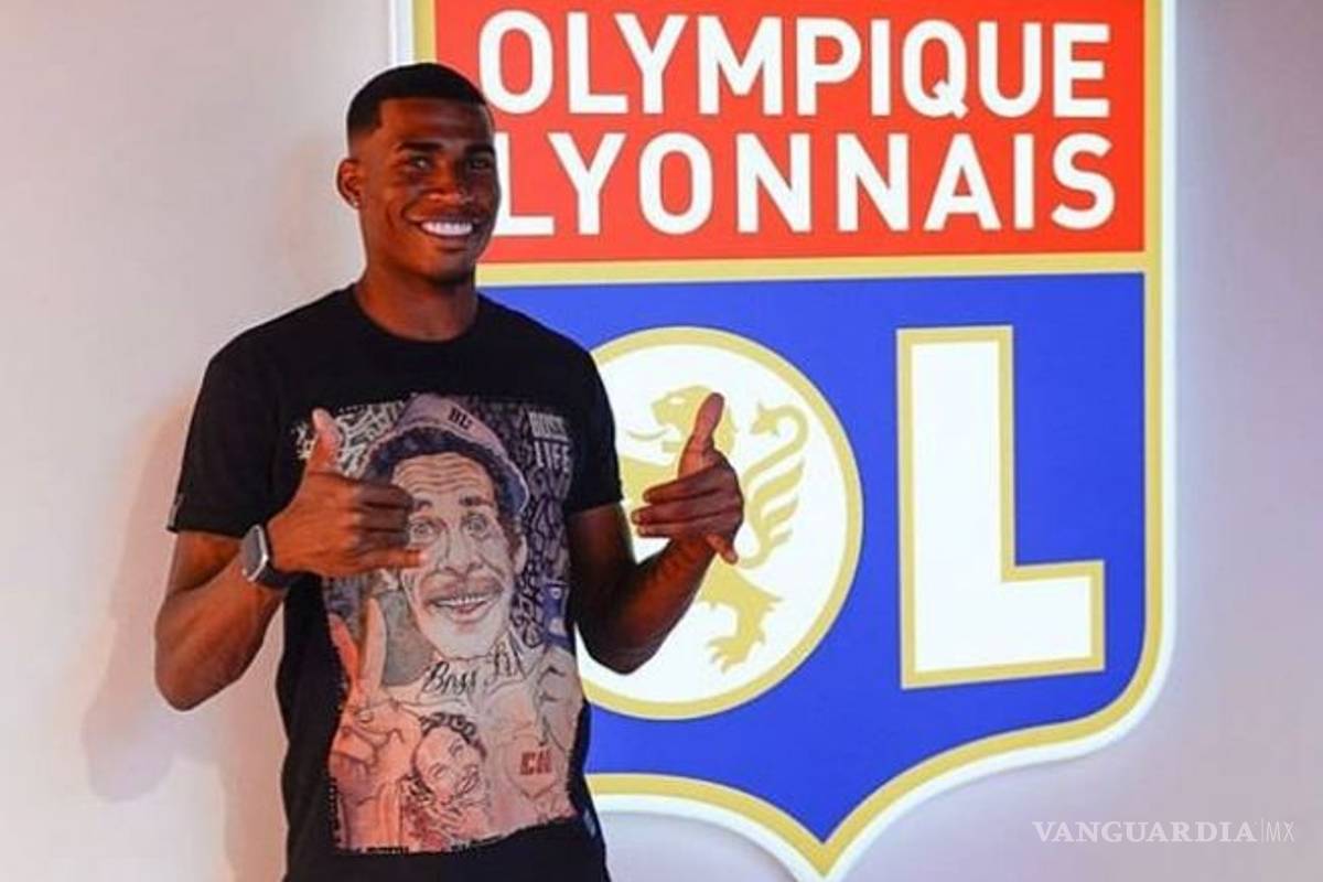 ¿Qué pasó, vamos ay? Futbolista brasileño llega a su presentación con playera de 'Don Ramón'