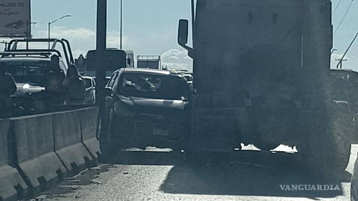 Choque entre tráiler y vehículo paraliza el periférico de Saltillo