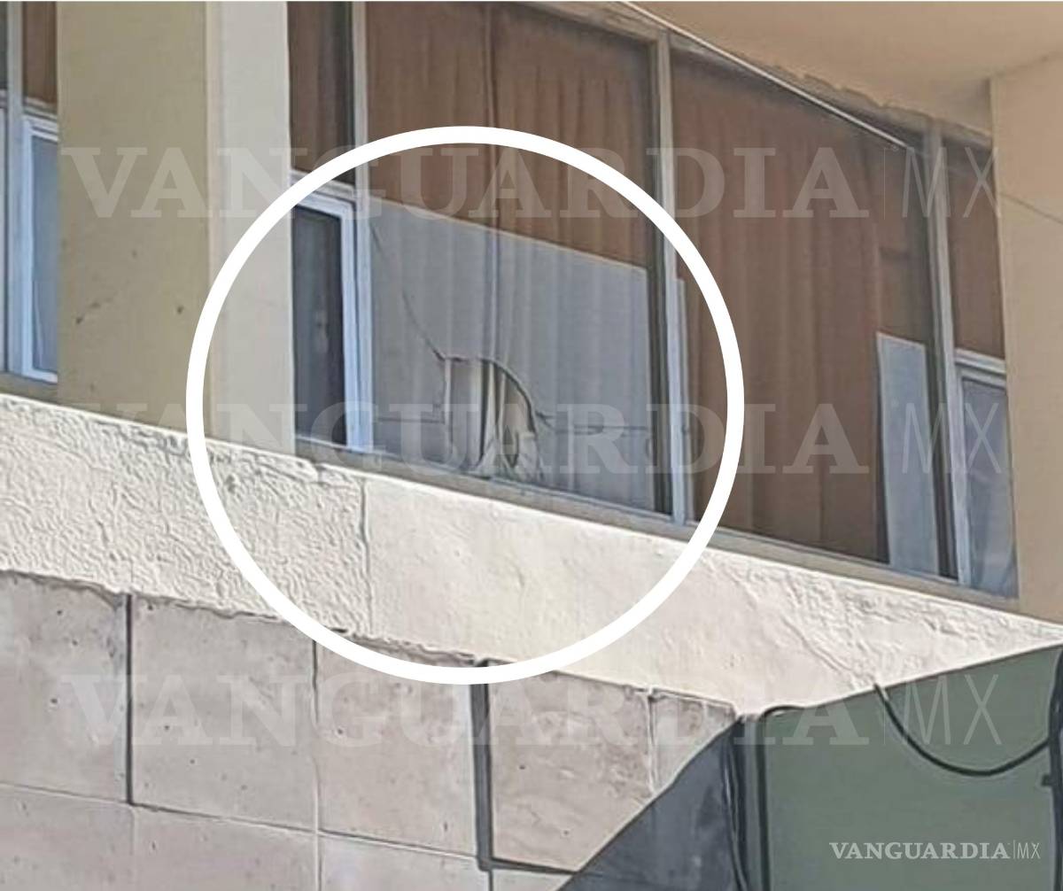 $!Quiebran vidrio de clínica del IMSS en Saltillo para ‘rescatar’ a paciente COVID-19