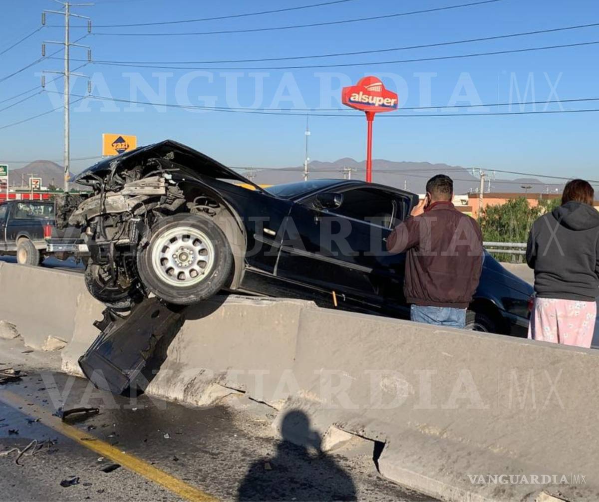 $!Vehículo le cierra el paso y termina impactando muro de contención al oriente de Saltillo
