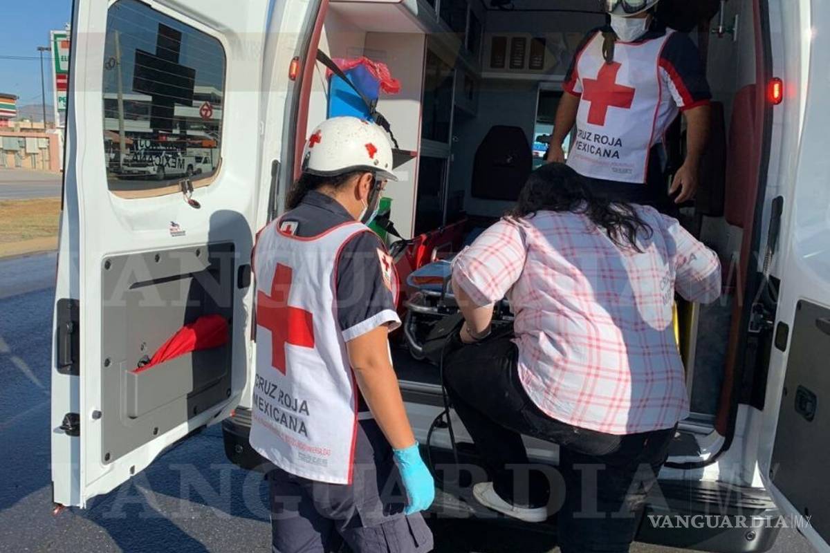 Mujer sufre aparatosa volcadura en Saltillo; se reportan solo daños materiales