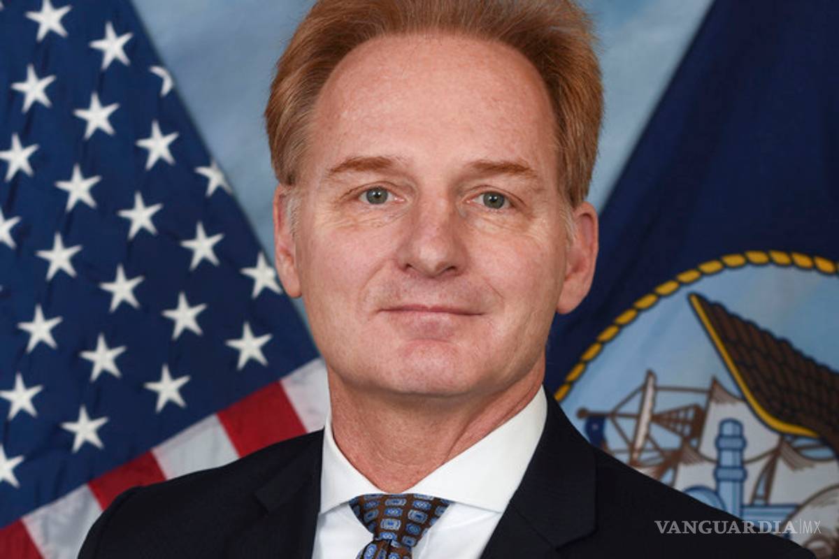 El secretario interino de la Armada de EU renuncia tras llamar 'estúpido' a excapitán alertó de coronavirus en su nave