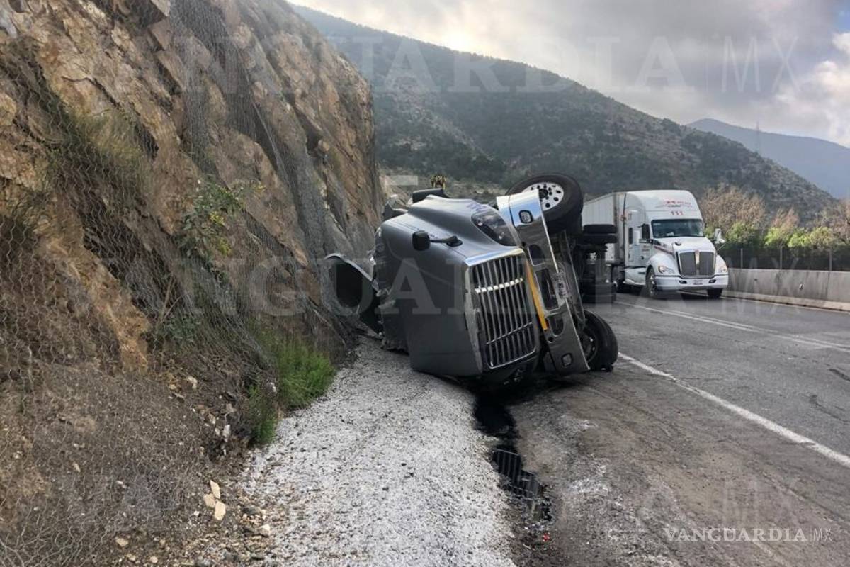 Tráiler se queda sin frenos y vuelca en carretera Matehuala-Saltillo