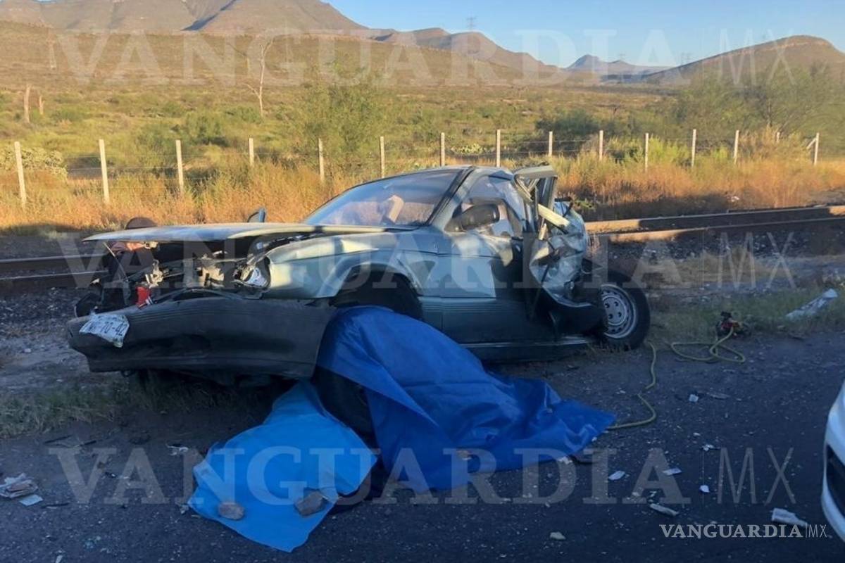 Padre acude a auxiliar a su hijo en carretera, transporte de personal los arrolla en carretera a Zacatecas