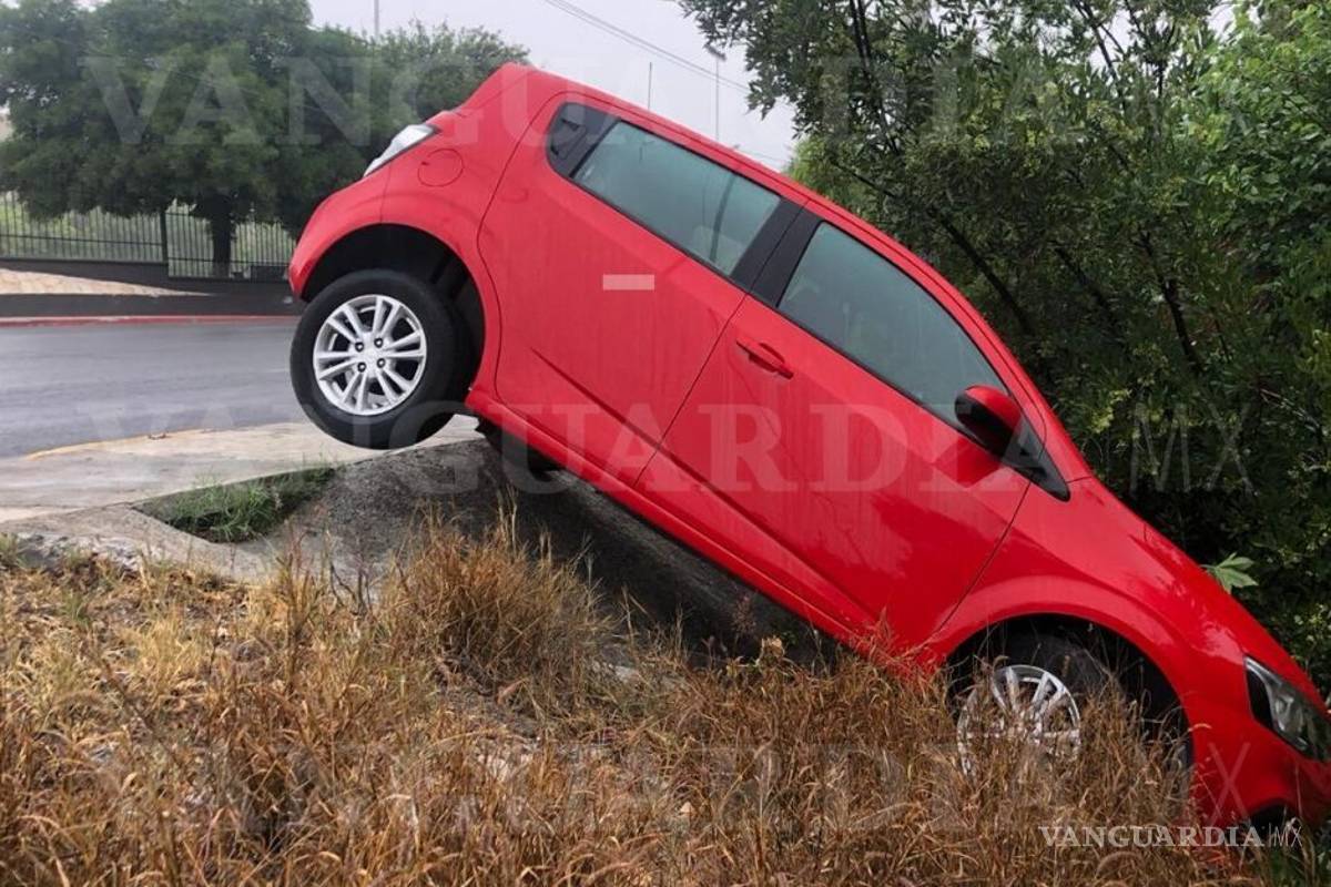 Lluvia lo saca del camino en Saltillo