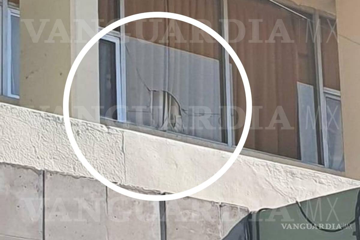 $!Quiebran vidrio de clínica del IMSS en Saltillo para ‘rescatar’ a paciente COVID-19